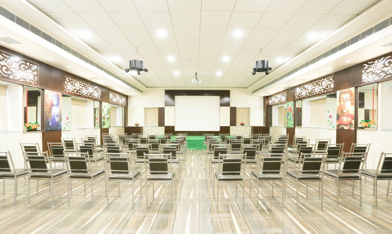 Treebo C Plaza Hotel Vijayawada Bagian luar foto