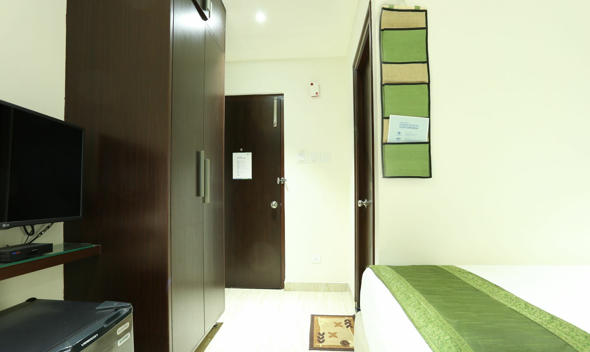 Treebo C Plaza Hotel Vijayawada Bagian luar foto